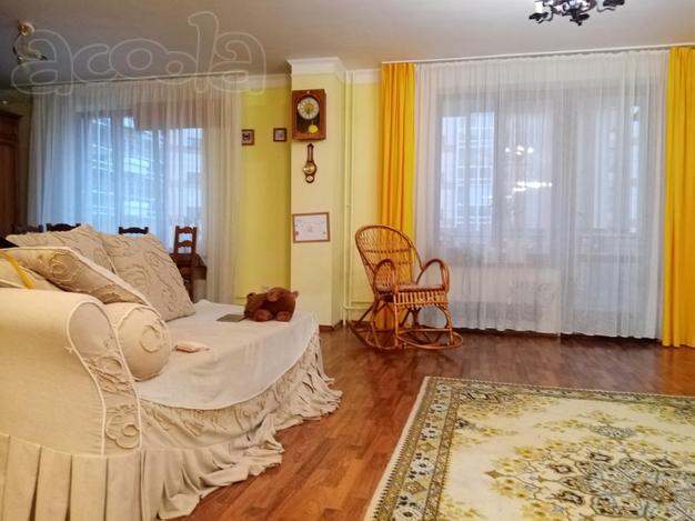 Продаю 3-комн., Городок, Молокова,1