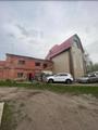 Здание в проходном месте с землёй