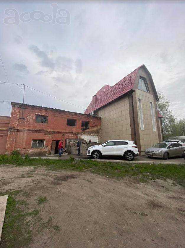 Здание в проходном месте с землёй